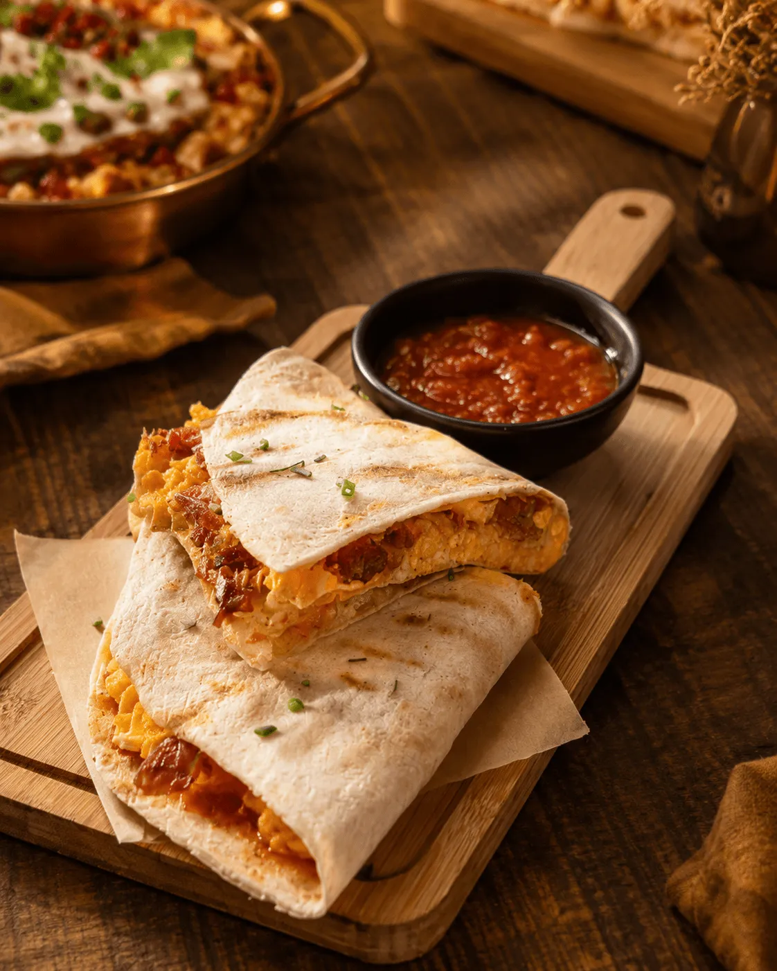 Wrap tostado servido em tábua no brunch especial