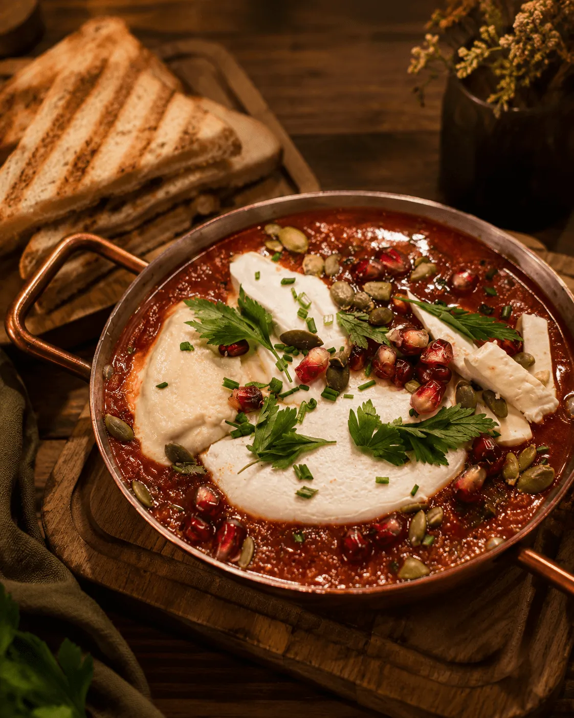 Prato com molho vermelho, queijo branco, sementes e torradas servido no brunch