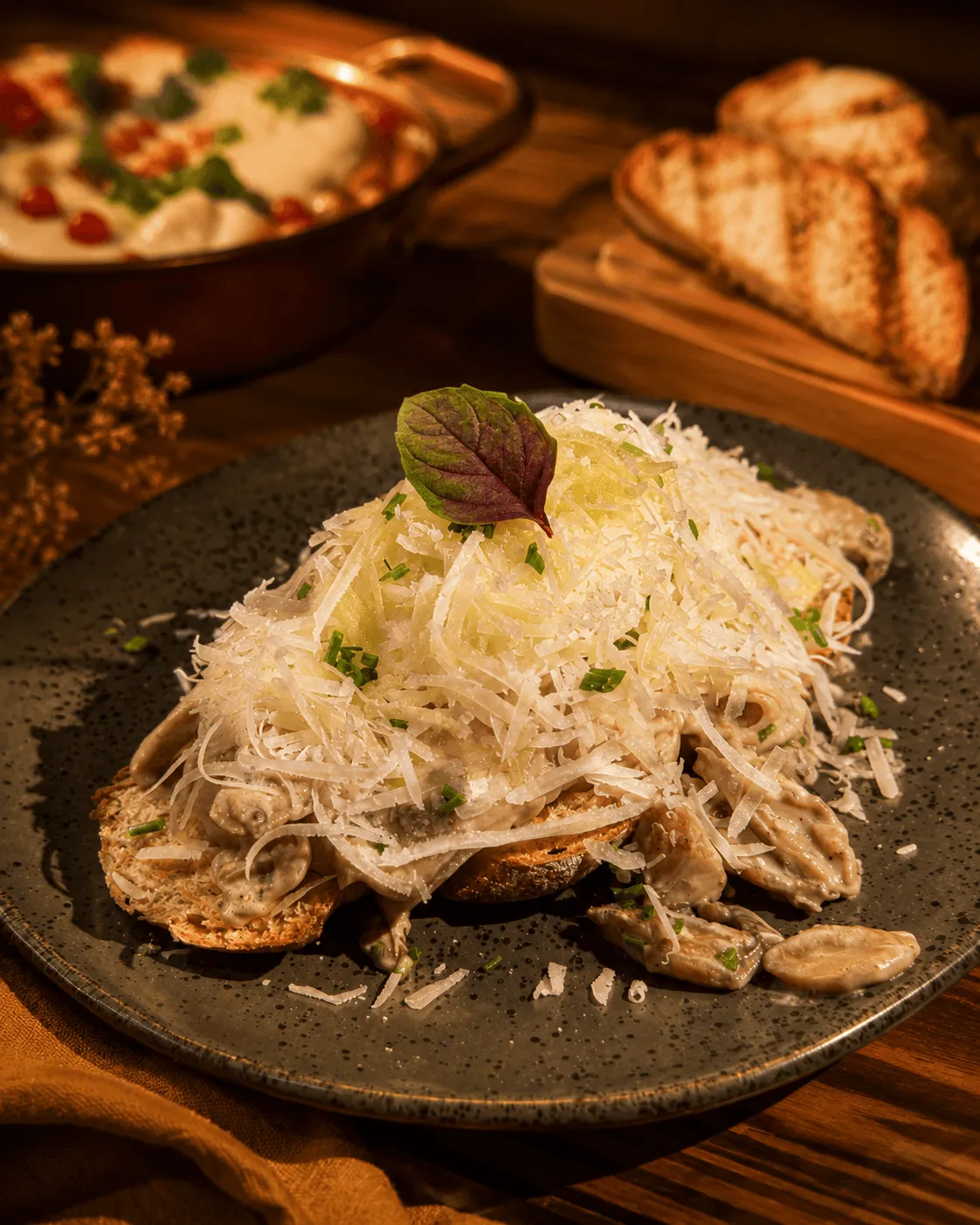Prato especial com creme, cogumelos e queijo ralado servido no brunch